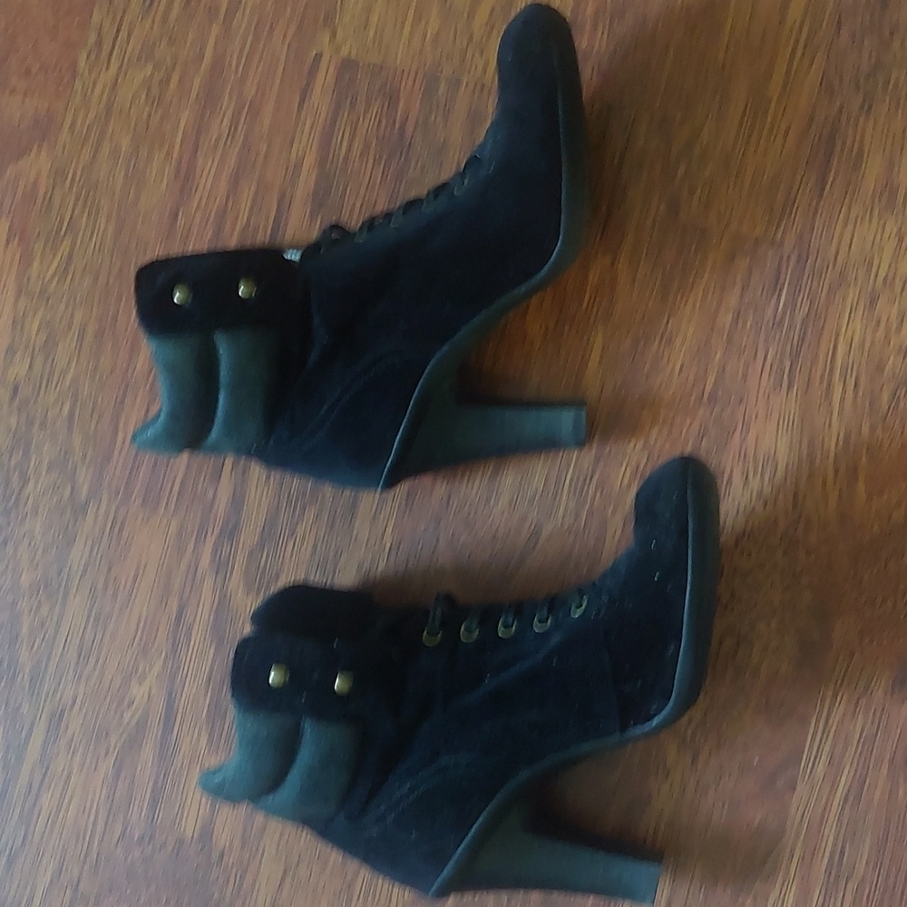 Booties‎